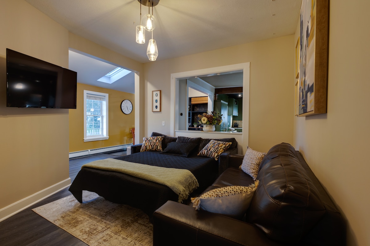 The Enchanted Escape — Living room image 4